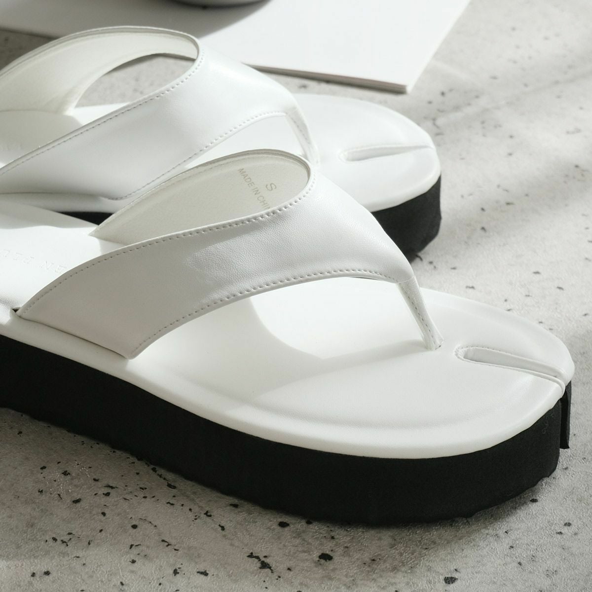 【Maison Margiela】足袋ソール ビーチサンダル / ホワイト 42 Maison Margiela（メゾンマルジェラ） メゾン マルジェラ サンダル