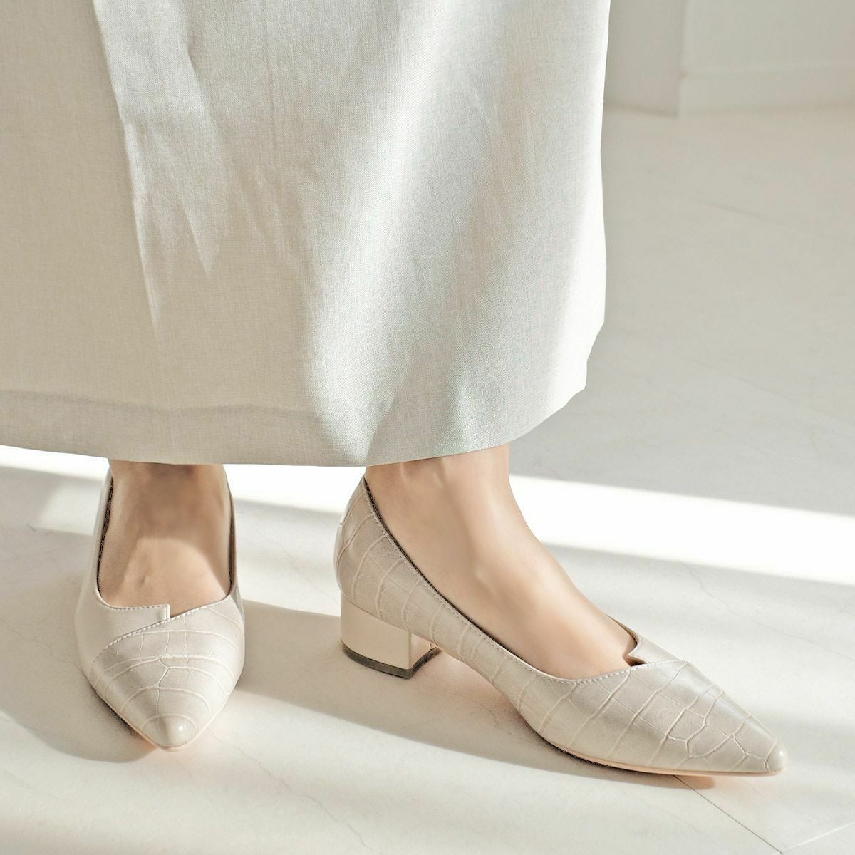 在庫限り！特別価格！】ポインテッドトゥバイカラー太ヒールパンプス