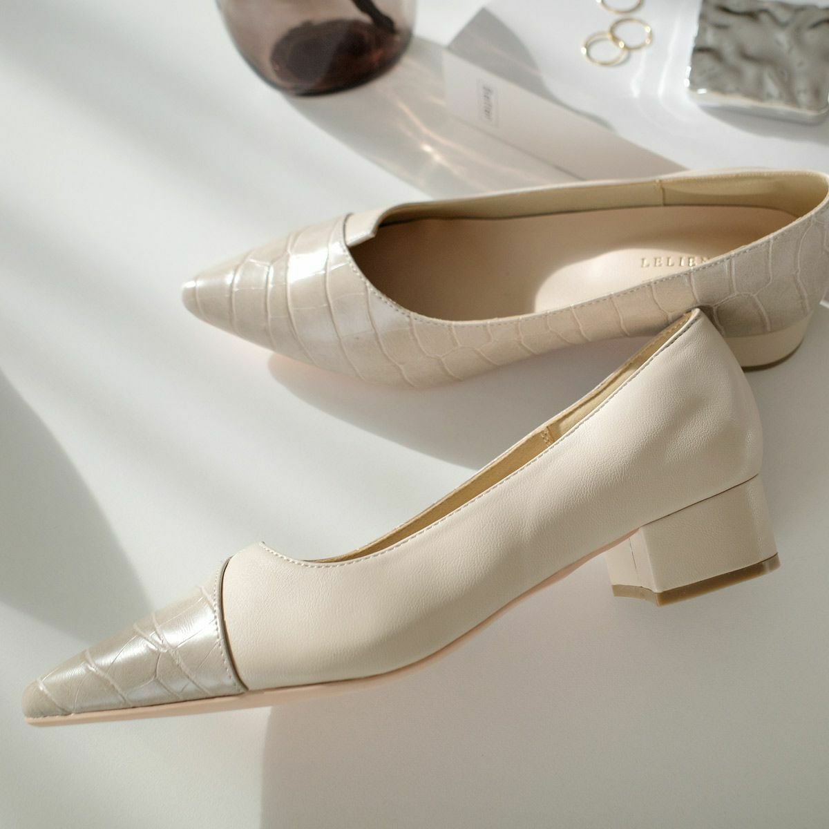 在庫限り！特別価格！】ポインテッドトゥバイカラー太ヒールパンプス