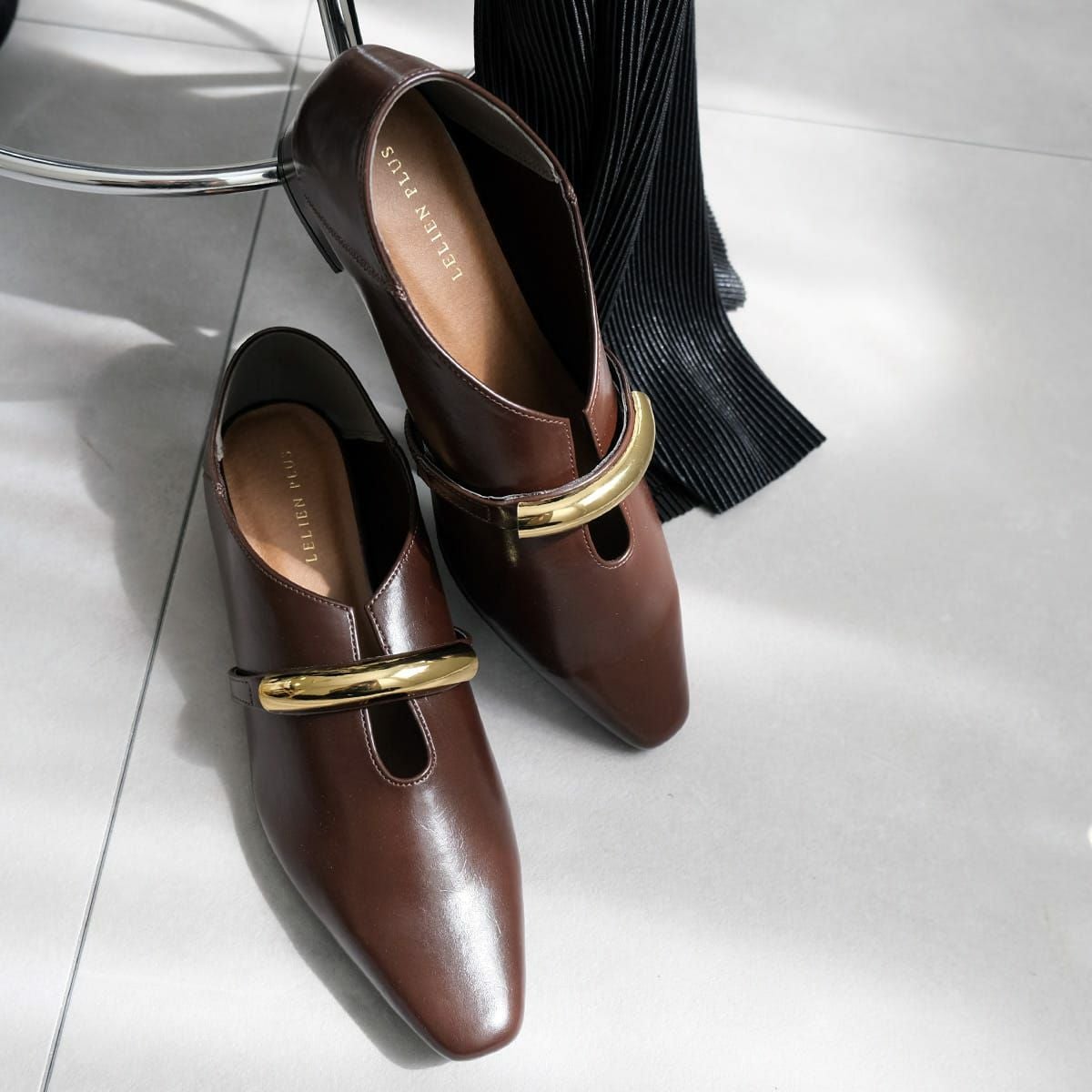 ソフトスクエアゴールドモチーフパンプスローヒールバブーシュ