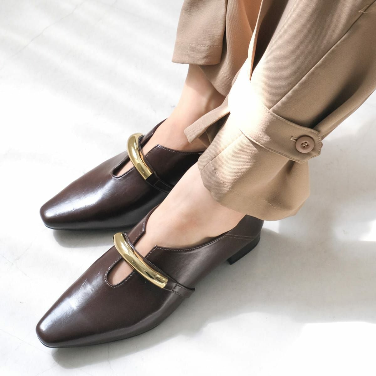 ソフトスクエアゴールドモチーフパンプスローヒールバブーシュ